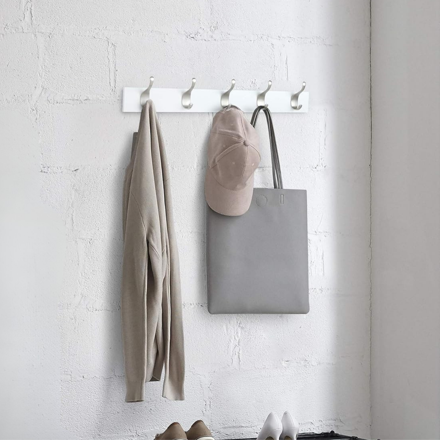 Perchero de pared Friends Of NAIPO®, barra de 57 cm con 5 ganchos, para abrigos, chaquetas y bolsos, color blanco
